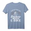 Unterschätze niemals einen Rentner mit einem E-Bike Fahrrad T-Shirt – Perfektes Geschenk zum Geburtstag, Ruhestand oder Weihnachten für Radfahrer und Fahrradliebhaber