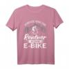 Unterschätze niemals einen Rentner mit einem E-Bike Fahrrad T-Shirt – Perfektes Geschenk zum Geburtstag, Ruhestand oder Weihnachten für Radfahrer und Fahrradliebhaber