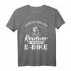 Unterschätze niemals einen Rentner mit einem E-Bike Fahrrad T-Shirt – Perfektes Geschenk zum Geburtstag, Ruhestand oder Weihnachten für Radfahrer und Fahrradliebhaber