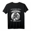 Rad Unterschätze Niemals Einen Alten Mann Auf Einem Fahrrad T-Shirt – Motivationsshirt für Fahrradfahrer, Mountainbiker & Rennradler