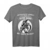 Rad Unterschätze Niemals Einen Alten Mann Auf Einem Fahrrad T-Shirt – Motivationsshirt für Fahrradfahrer, Mountainbiker & Rennradler