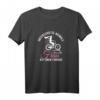 Damen Fahrrad T-Shirt - Unterschätze niemals eine alte Frau auf dem Fahrrad mit lustigem Spruch für Radfahrerinnen und Humorvolle Radfahr-Motive