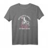 Damen Fahrrad T-Shirt - Unterschätze niemals eine alte Frau auf dem Fahrrad mit lustigem Spruch für Radfahrerinnen und Humorvolle Radfahr-Motive