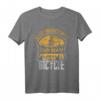 Unterschätze niemals einen alten Mann mit Fahrrad T-Shirt – Perfektes Geschenk für Radfahrer, Biker & Mountainbike-Fans zu Weihnachten, Geburtstag & mehr