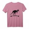 Känguru fährt Longboard T-Shirt – Lustiges Australien Geschenk für Skater, Reisende & Tierliebhaber