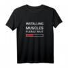 Installing Muscles Please Wait - Lustiges Gym Fitness T-Shirt für Sportfans, Geschenkidee für Fitnessliebhaber