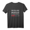 Installing Muscles Please Wait - Lustiges Gym Fitness T-Shirt für Sportfans, Geschenkidee für Fitnessliebhaber