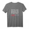 Installing Muscles Please Wait - Lustiges Gym Fitness T-Shirt für Sportfans, Geschenkidee für Fitnessliebhaber