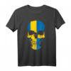 Schweden-Flagge, Fußball-Schädel T-Shirt – Klassisch geschnitten, ideal für Fußballfans & schwedische Nationalität