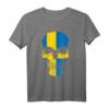 Schweden-Flagge, Fußball-Schädel T-Shirt – Klassisch geschnitten, ideal für Fußballfans & schwedische Nationalität