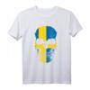 Schweden-Flagge, Fußball-Schädel T-Shirt – Klassisch geschnitten, ideal für Fußballfans & schwedische Nationalität