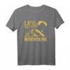 Gleitschirm fliegen über den Bergen - Sportliches T-Shirt für Paragleiter & Abenteuerfans, perfekte Geschenkidee für Männer, Väter & Brüder