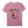 Lustiges Halloween Come We Fly T-Shirt mit Hexenbesen - Humorvolles Kostümzubehör für Halloween-Partys