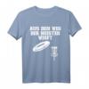 Discgolf Geschenk Frisbee Golf - Der Meister Wirft T-Shirt für leidenschaftliche Discgolfer, perfekt als Weihnachts- oder Geburtstagsgeschenk