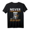 Herren Never Underestimate Old Guy Disc Golf T-Shirt – Lustiges Geschenk für Disc Golf Fans, Geburtstags- & Feiertagsgeschenk für Männer & Frauen