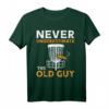 Herren Never Underestimate Old Guy Disc Golf T-Shirt – Lustiges Geschenk für Disc Golf Fans, Geburtstags- & Feiertagsgeschenk für Männer & Frauen