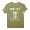 Herren Never Underestimate Old Guy Disc Golf T-Shirt – Lustiges Geschenk für Disc Golf Fans, Geburtstags- & Feiertagsgeschenk für Männer & Frauen