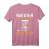 Herren Never Underestimate Old Guy Disc Golf T-Shirt – Lustiges Geschenk für Disc Golf Fans, Geburtstags- & Feiertagsgeschenk für Männer & Frauen