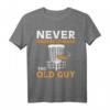 Herren Never Underestimate Old Guy Disc Golf T-Shirt – Lustiges Geschenk für Disc Golf Fans, Geburtstags- & Feiertagsgeschenk für Männer & Frauen