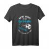 Kinder Fußball T-Shirt - Mama ist die Größte, Papa spielt Fußball mit mir | Perfektes Geschenk zum Kindergeburtstag & für das erste Fußball-Outfit