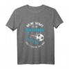 Kinder Fußball T-Shirt - Mama ist die Größte, Papa spielt Fußball mit mir | Perfektes Geschenk zum Kindergeburtstag & für das erste Fußball-Outfit