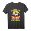 Grillen, Bier und Fußball T-Shirt – Lustiges Partyoutfit für Fußballfans, Freunde & Feierlichkeiten