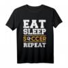 Eat Sleep Soccer Repeat - Fußball T-Shirt für Fans, Kicker und Trainer als Geschenk zum Geburtstag oder Weihnachten