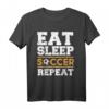 Eat Sleep Soccer Repeat - Fußball T-Shirt für Fans, Kicker und Trainer als Geschenk zum Geburtstag oder Weihnachten