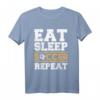 Eat Sleep Soccer Repeat - Fußball T-Shirt für Fans, Kicker und Trainer als Geschenk zum Geburtstag oder Weihnachten