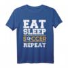 Eat Sleep Soccer Repeat - Fußball T-Shirt für Fans, Kicker und Trainer als Geschenk zum Geburtstag oder Weihnachten