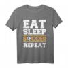 Eat Sleep Soccer Repeat - Fußball T-Shirt für Fans, Kicker und Trainer als Geschenk zum Geburtstag oder Weihnachten
