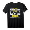 Fußballer Spruch Mika T-Shirt – Persönliches Geburtstagsgeschenk für Jungen mit Fußballmotiv und Namensschild