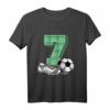 Kinder 7. Geburtstag Fussball T-Shirt – Perfektes Geschenk für kleine Fußballer, Jungen und Mädchen, mit Fußball, Schuhen und Zahl 7
