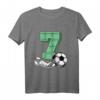Kinder 7. Geburtstag Fussball T-Shirt – Perfektes Geschenk für kleine Fußballer, Jungen und Mädchen, mit Fußball, Schuhen und Zahl 7