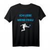 Herren T-Shirt 'Ich Liebe es Wenn Meine Frau Mich Fussball Schauen Lässt' – Lustiges Geschenk für Fußballfans, Ehemänner & Trainer zum Geburtstag oder Weihnachten