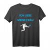 Herren T-Shirt 'Ich Liebe es Wenn Meine Frau Mich Fussball Schauen Lässt' – Lustiges Geschenk für Fußballfans, Ehemänner & Trainer zum Geburtstag oder Weihnachten