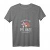 Damen Gärtnerin T-Shirt mit V-Ausschnitt - Lustiges Gartenmotiv 'Nur noch eine Pflanze versprochen' für Naturliebhaber und Hobbygärtnerinnen