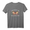 Damen Garten Ruft An Gießen Gehen T-Shirt – Lustiges Gartenspruch Motiv für Naturliebhaber & Hobbygärtnerinnen