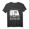 Im Hotel Sind Wir Gast Hier Sind Wir Zuhause Wohnwagen T-Shirt – Lustiges Camping-Motiv für Camper, Naturfreunde & Campingfans als Geschenk