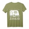 Im Hotel Sind Wir Gast Hier Sind Wir Zuhause Wohnwagen T-Shirt – Lustiges Camping-Motiv für Camper, Naturfreunde & Campingfans als Geschenk