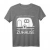 Im Hotel Sind Wir Gast Hier Sind Wir Zuhause Wohnwagen T-Shirt – Lustiges Camping-Motiv für Camper, Naturfreunde & Campingfans als Geschenk