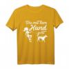 Die mit dem Hund geht Geschenk Frauchen Gassi Gehen Hunde T-Shirt - Lustiges Design für Hundeliebhaber, Züchter & Hundehalter