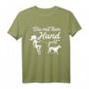 Die mit dem Hund geht Geschenk Frauchen Gassi Gehen Hunde T-Shirt - Lustiges Design für Hundeliebhaber, Züchter & Hundehalter
