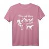 Die mit dem Hund geht Geschenk Frauchen Gassi Gehen Hunde T-Shirt - Lustiges Design für Hundeliebhaber, Züchter & Hundehalter