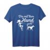 Die mit dem Hund geht Geschenk Frauchen Gassi Gehen Hunde T-Shirt - Lustiges Design für Hundeliebhaber, Züchter & Hundehalter