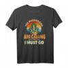 Lustiges Mykologie T-Shirt »The Mushrooms Are Calling And I Must Go« – Perfektes Geschenk für Pilzjäger, Naturerkunder & Pilzliebhaber