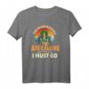 Lustiges Mykologie T-Shirt »The Mushrooms Are Calling And I Must Go« – Perfektes Geschenk für Pilzjäger, Naturerkunder & Pilzliebhaber