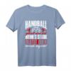 Handball T-Shirt mit Spruch: Geheult wird erst wenns blutet oder wegsteht – Lustiges Fan- und Mannschafts-Shirt für echte Handballer