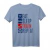 Eat Sleep Train Repeat Lustiges Fitness T-Shirt mit Hantel Motiv – Perfektes Geschenk für Sportler, Bodybuilder & Personaltrainer