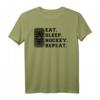 Eat. Sleep. Hockey. Wiederholung T-Shirt – Klassisch geschnitten, lustiges Eishockey Motiv für Fans und Spieler